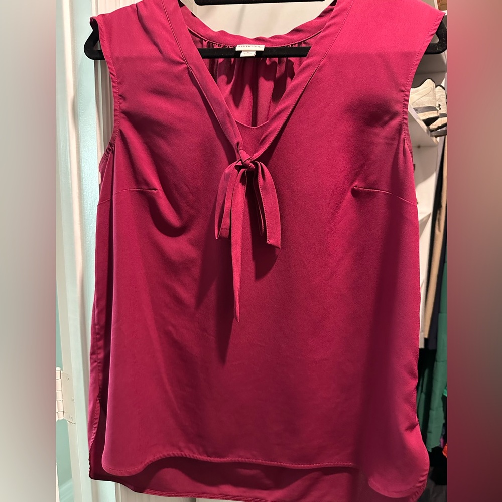 Merona sleeveless v-neck blouse, Size Medium.